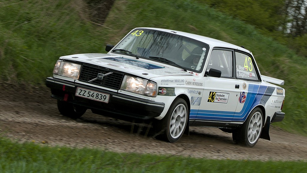 Kurt Mejer og Steen Bøgelund på hastighedsprøve to, som delvist blev kørt på grusveje
(Foto: rallypics.dk / Viggo Johansen)